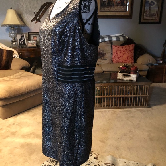 🤩Silver Sparkle Bodycon Dress w/ Peek-a-Boo Waist - Picture 3 of 6